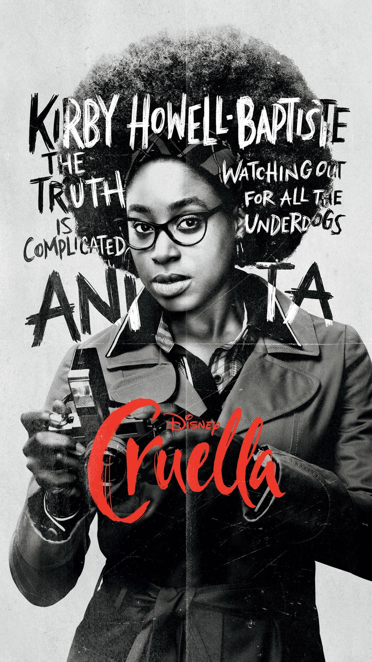 Cruella 桌布 壁紙 — Kirby Howell-Baptiste 飾演 Anita 的醒目黑白肖像，手持相機，上面覆蓋著紅色「Cruella」文字。