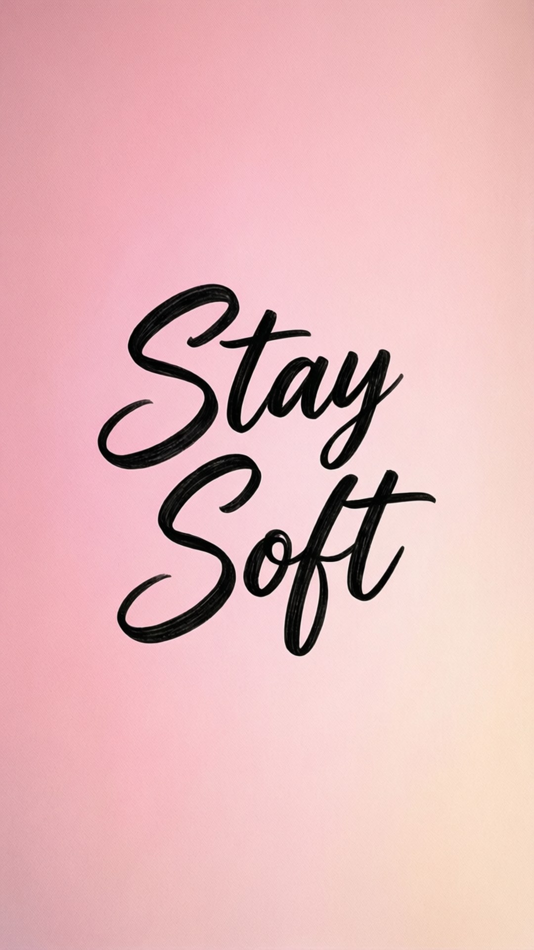 Stay Soft Quote 壁紙 — 粗體黑色筆觸文字 'Stay Soft' 居中於柔和的漸變粉紅色背景上。
