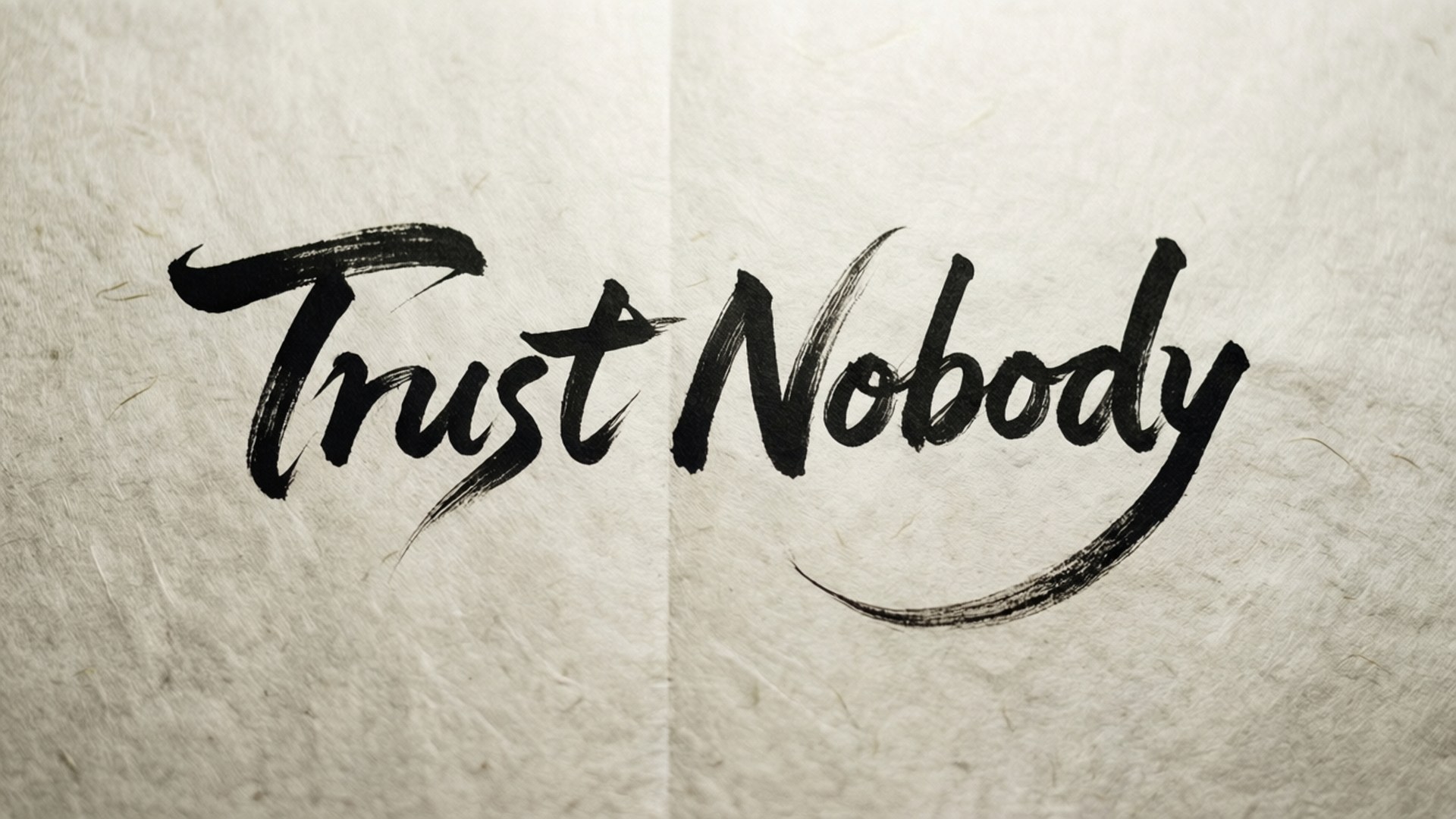 Trust Nobody 桌布 壁紙 — 在帶有紋理的米白色紙張上，以粗體黑色筆觸寫下「Trust Nobody」文字，並帶有戲劇性的墨跡。
