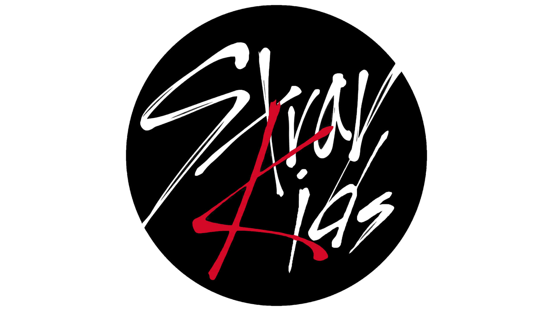  壁紙 — 一個大膽的黑色圓圈內有風格化的白色文字 'Skay Aias' 和一個醒目的紅色斜線。