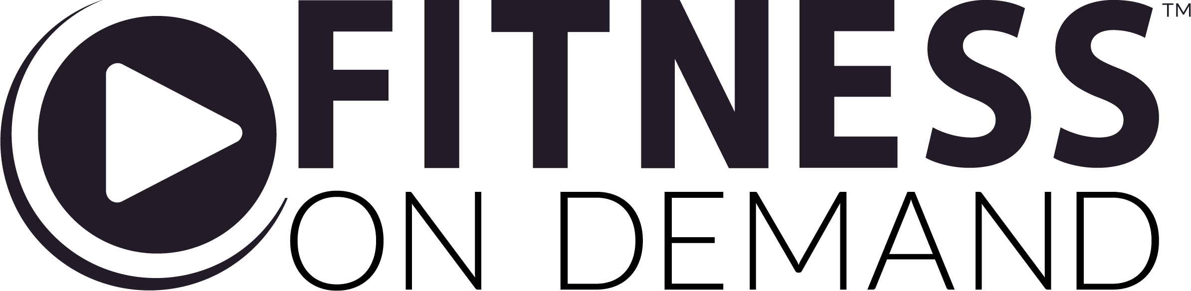 健身 桌布 壁紙 — Fitness On Demand 的粗體黑色標誌，帶有播放按鈕圖標和簡潔的無襯線字體。