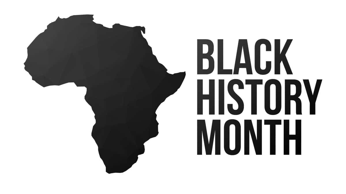 Black History Month 桌布 壁紙 — 一個大膽的黑色多邊形非洲地圖，旁邊是白色背景上鮮明的黑色文字 Black History Month。