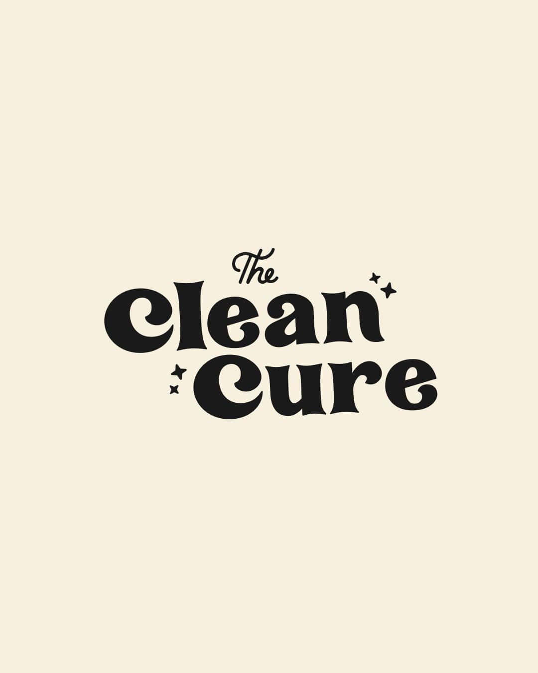 Minimalist Logo 桌布 壁紙 — 粗體黑色復古字體寫著「The Clean Cure」，背景為柔和米色，帶有小星星裝飾。