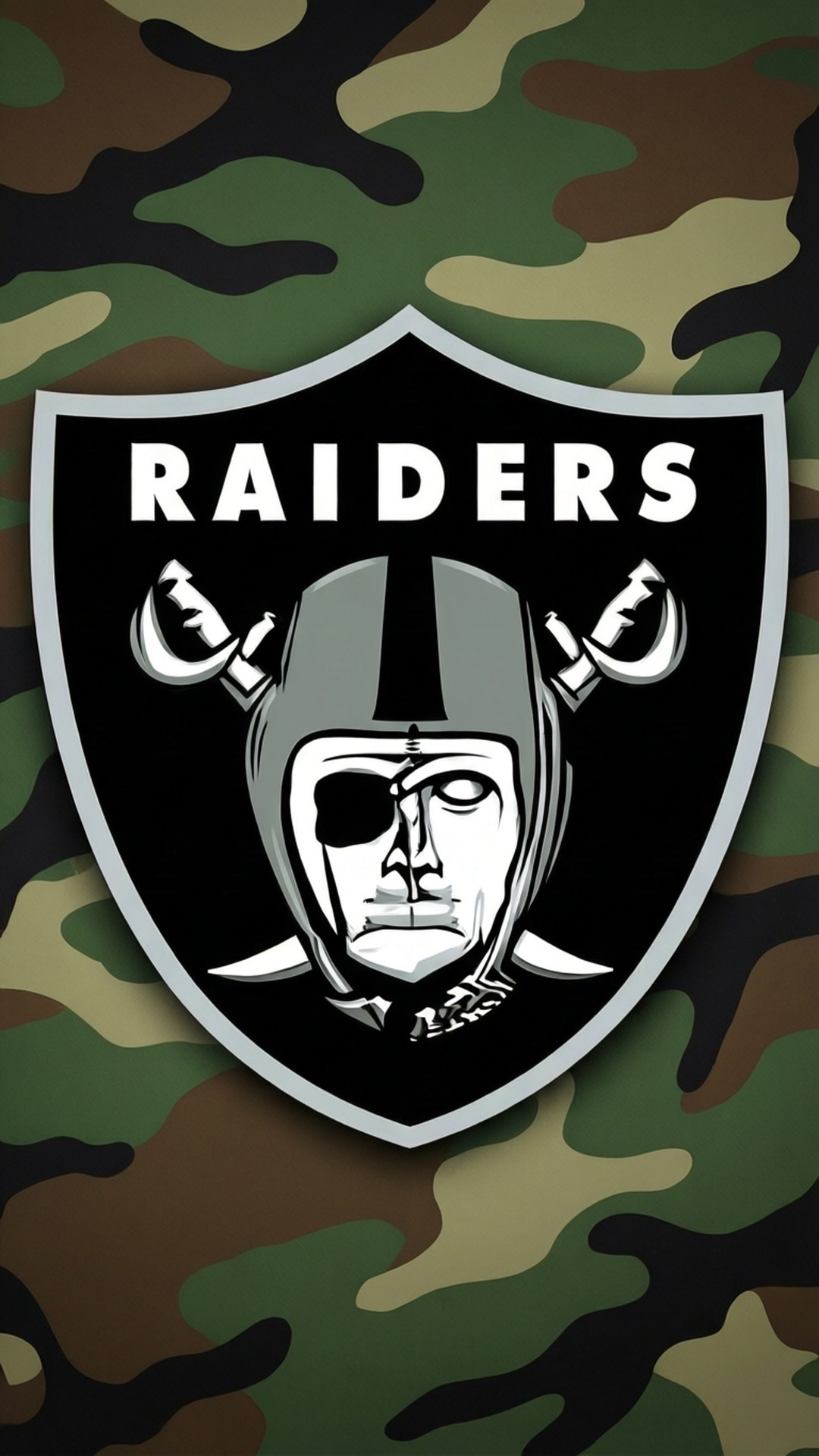 Raider 桌布 壁紙 — 一個大膽的黑色和銀色 Raiders 標誌，居中於綠色、棕色和黑色迷彩背景上。