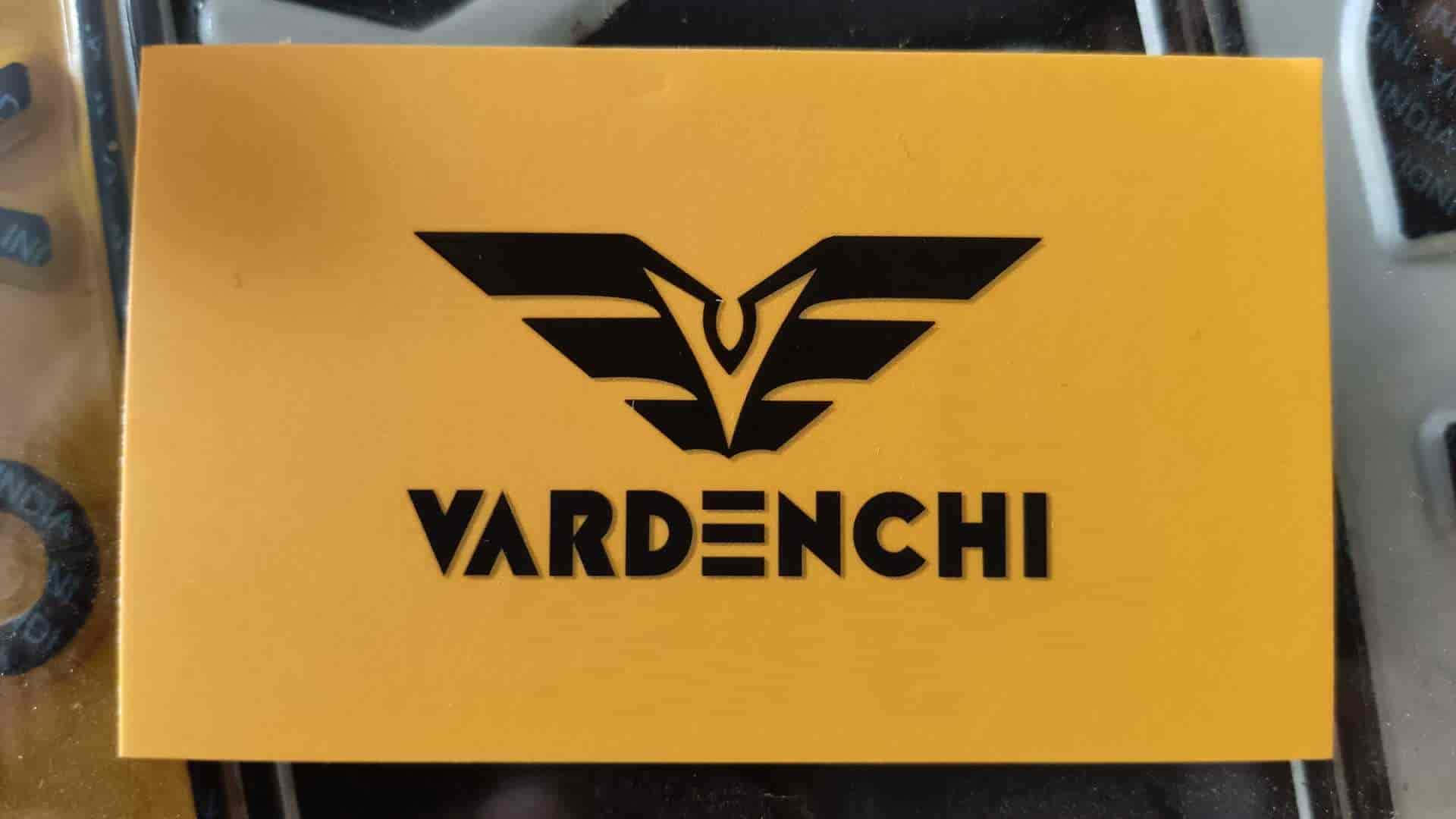 Vardenchi 桌布 壁紙 — 在鮮黃色矩形背景上，帶有翅膀標誌的醒目黑色Vardenchi標誌。