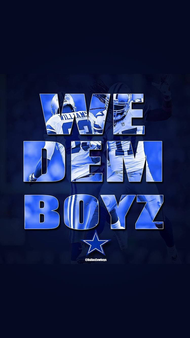 達拉斯牛仔隊美式足球隊口號 'We Dem Boyz' 以粗體藍色字母呈現，附有球員圖像。 — 達拉斯牛仔 壁紙