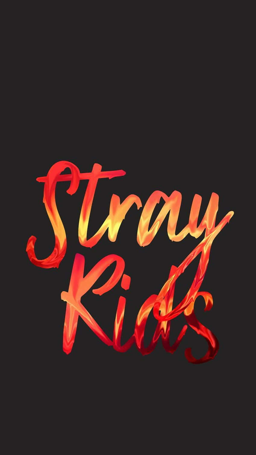  壁紙 — 大膽火紅和橙色草書文字 'Stray Kids' 在純黑色背景上發光。