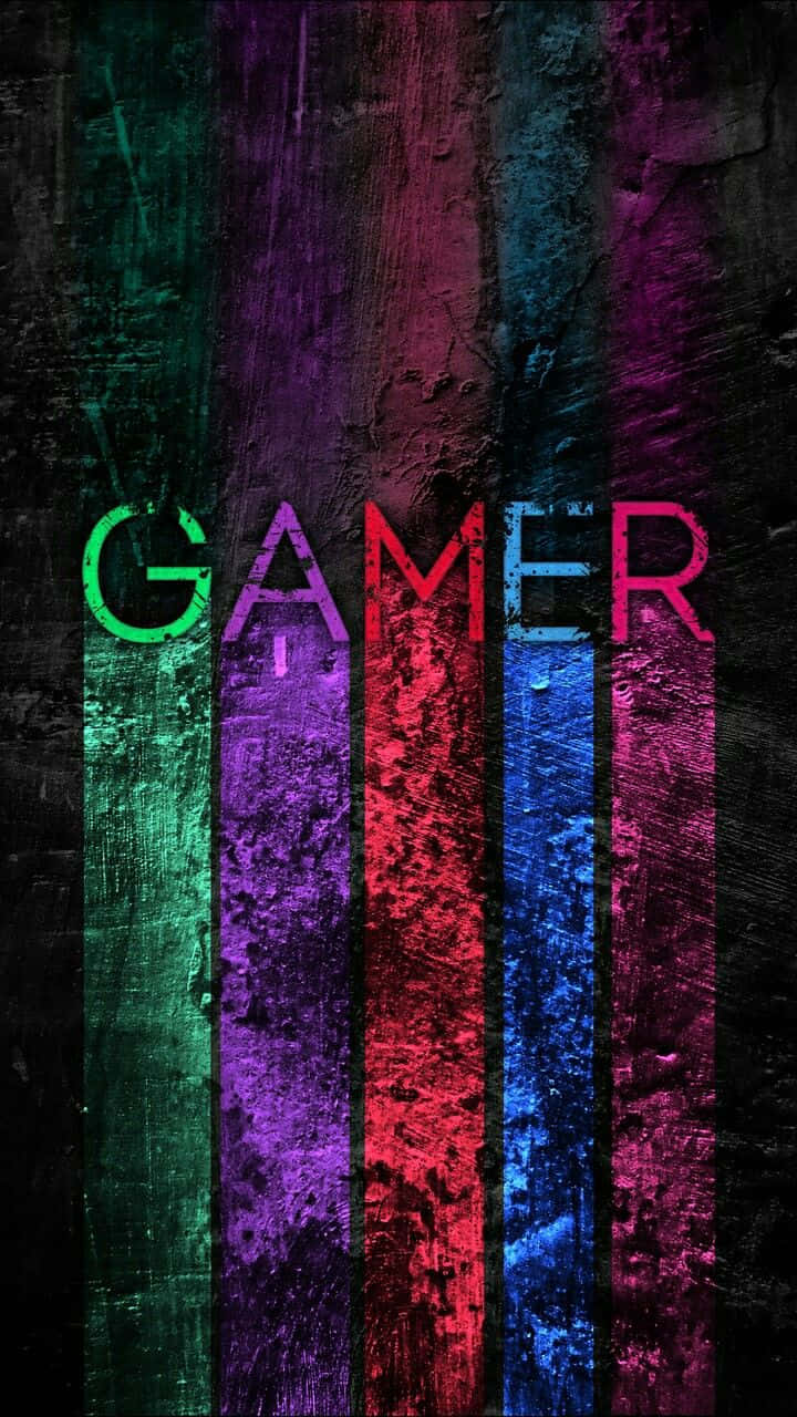  壁紙 — 鮮豔色彩的粗體「GAMER」文字在深色粗糙背景的紋理垂直條紋上脫穎而出。