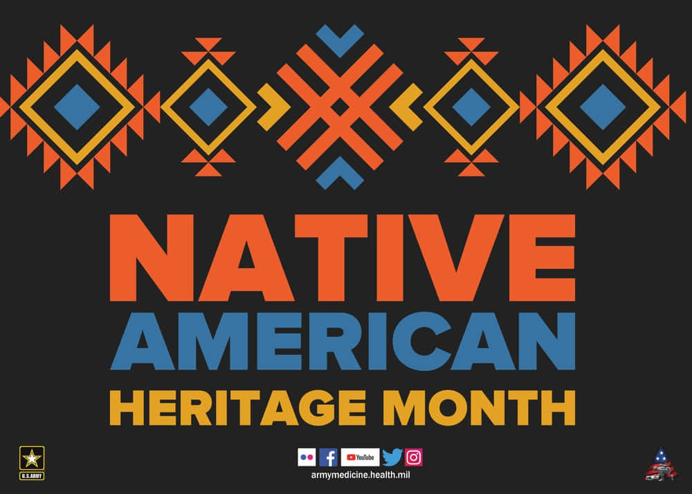 Native American Heritage Month 桌布 壁紙 — 大膽的幾何部落圖案以橙色、藍色和黃色框住文字，在黑色背景上慶祝美國原住民傳統月。