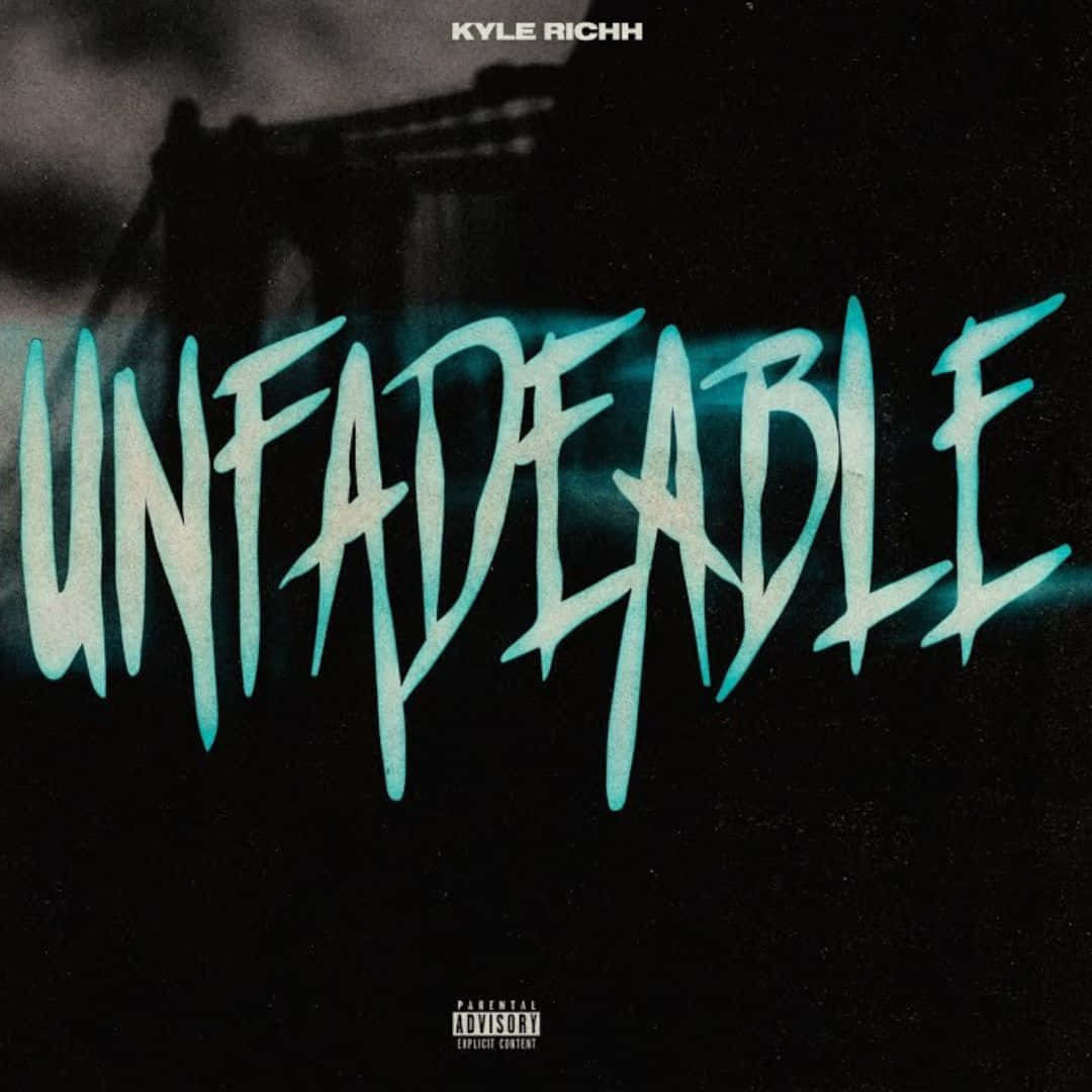  壁紙 — 大膽發光的青綠色塗鴉風格文字拼寫「UNFADEABLE」，主導著帶有微弱橋樑輪廓和家長指引標籤的黑暗背景。