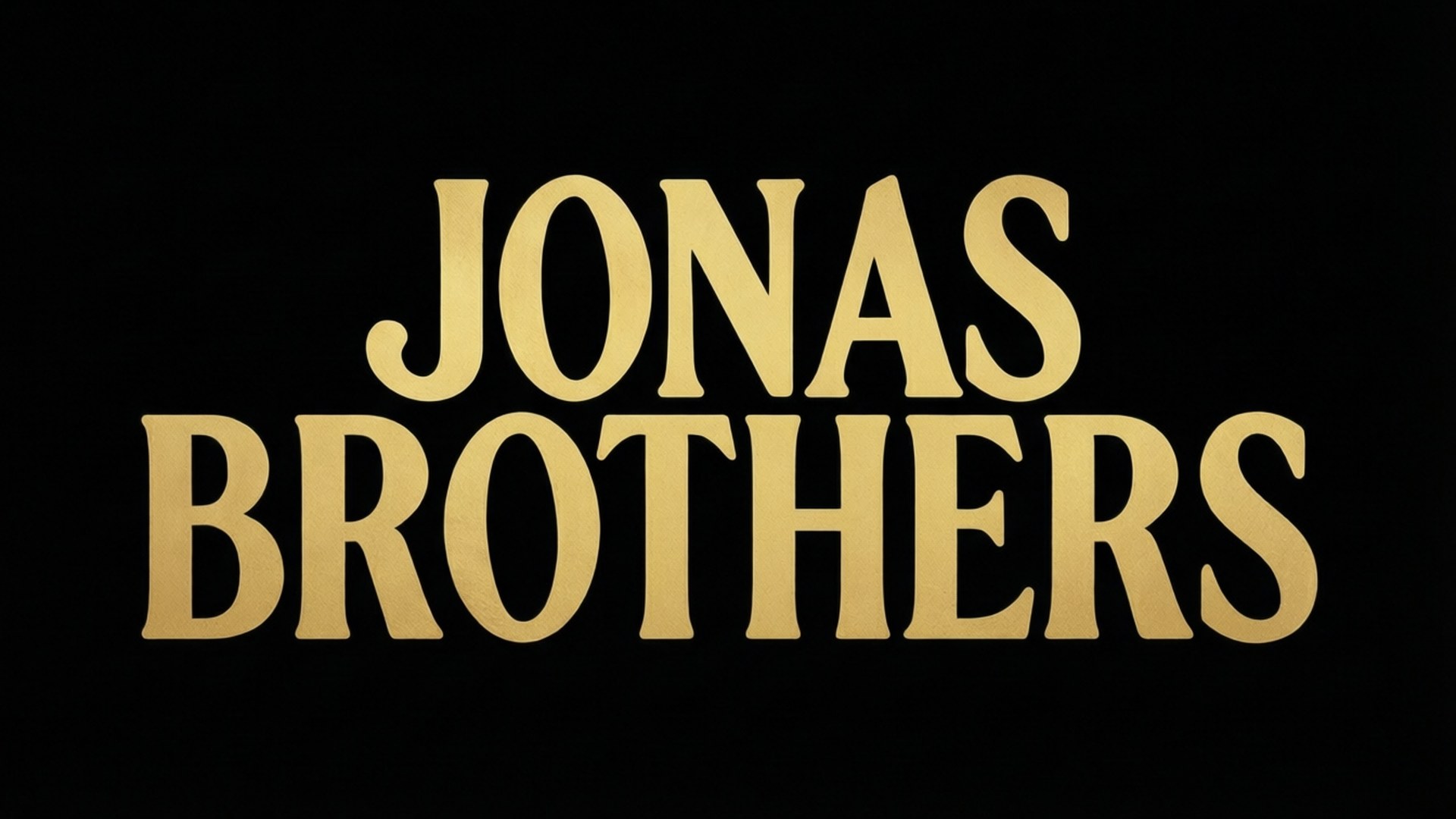 強納斯兄弟 桌布 壁紙 — 粗體金色文字拼寫Jonas Brothers，在純黑色背景上脫穎而出。