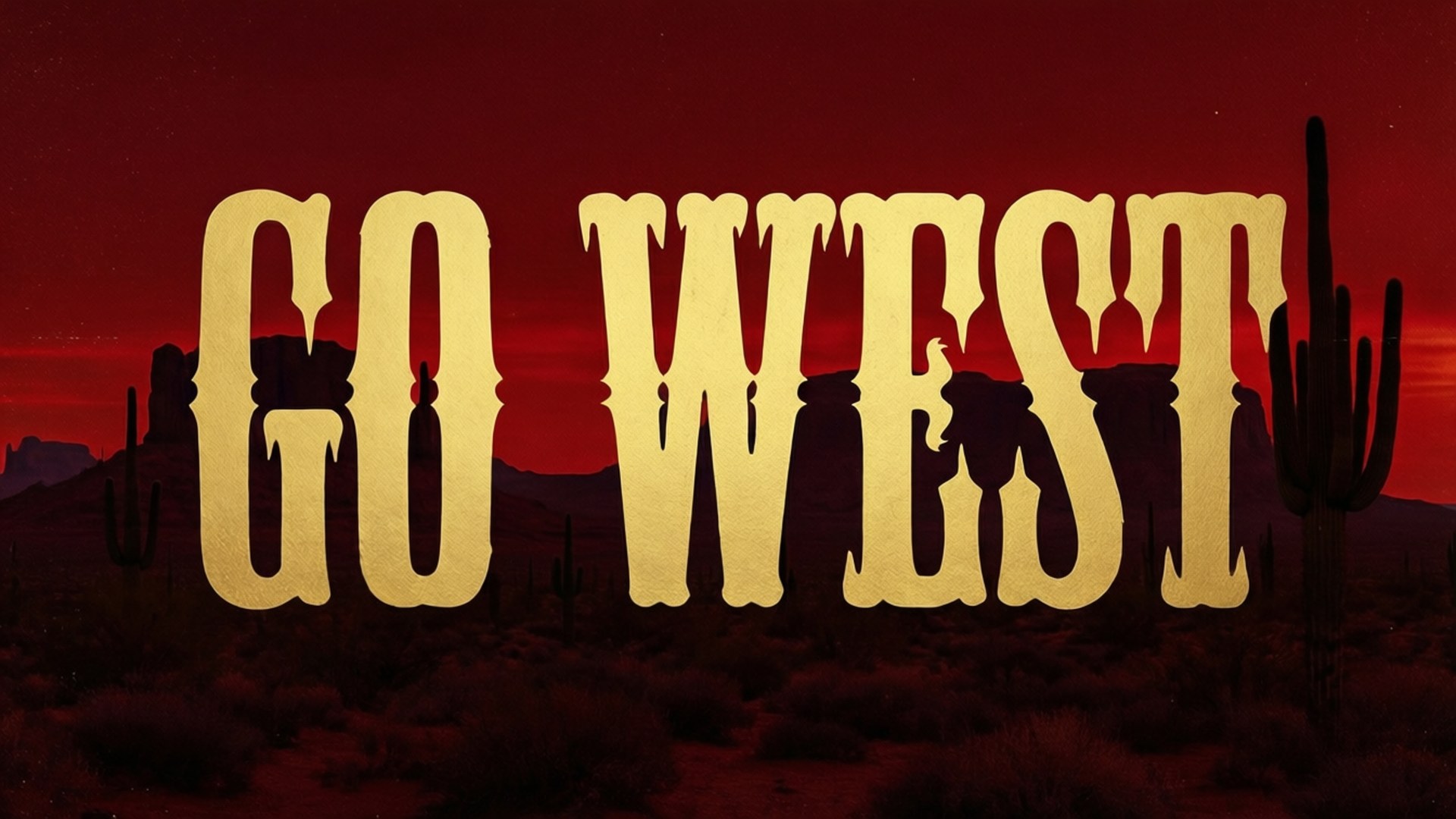 Go West Typography 壁紙 — 大膽的金色 'GO WEST' 文字主導了深紅色的沙漠日落，背景有剪影的仙人掌和台地。