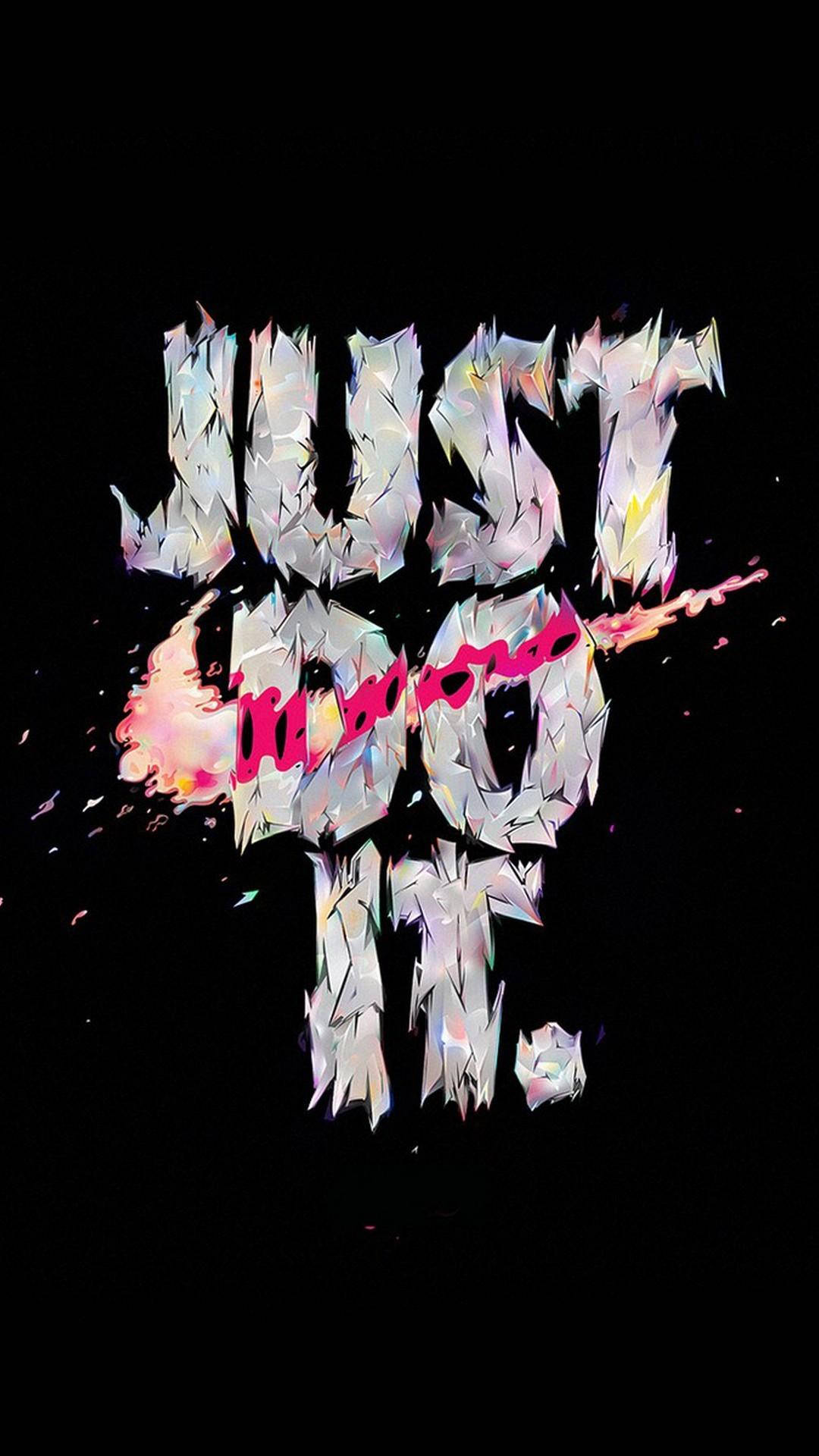 勵志短語「Just Do It」以風格化鋸齒字體呈現，帶有粉紅色火焰效果，背景為黑色。 — 酷 NBA 壁紙