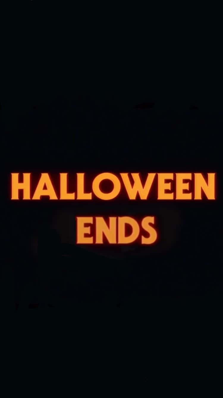  壁紙 — 大膽的橙色發光文字在漆黑背景上顯示「HALLOWEEN ENDS」。