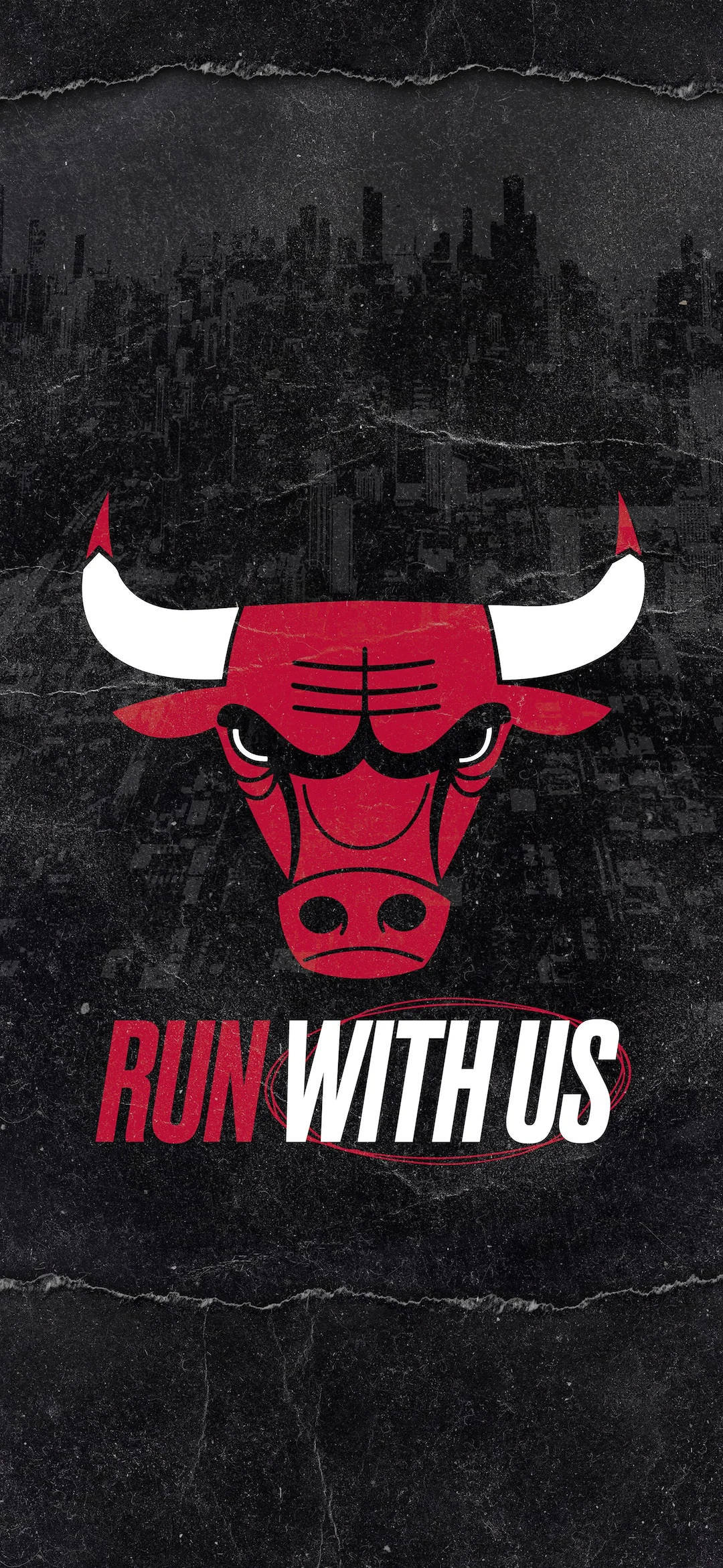 芝加哥公牛隊標誌，帶有「Run With Us」文字，位於深色紋理的城市背景上。 — NBA 壁紙