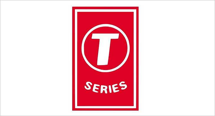 紅色長方形標誌，白色圓圈內有大寫字母 T，下方有 SERIES 字樣。 — Bts 壁紙