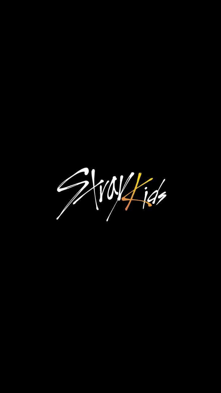  壁紙 — 大膽風格化的Stray Kids標誌，白色和橙色，襯托在純黑背景上。