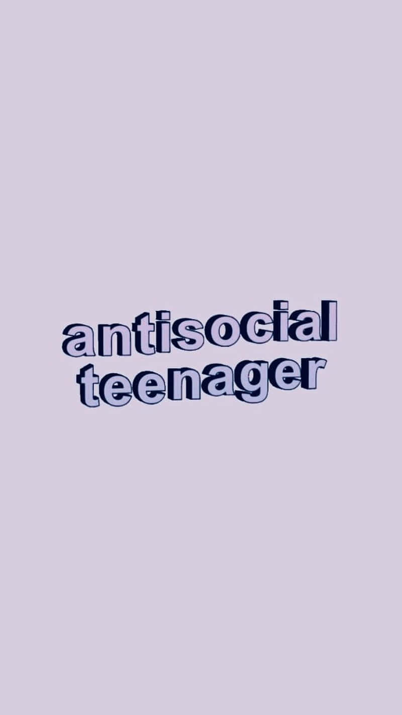  壁紙 — 粗體文字顯示 antisocial teenager，居中於柔和的薰衣草背景上。