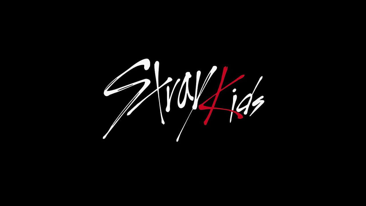  壁紙 — 粗體白色和紅色風格化文字拼寫'Stray Kids'，背景為純黑色。