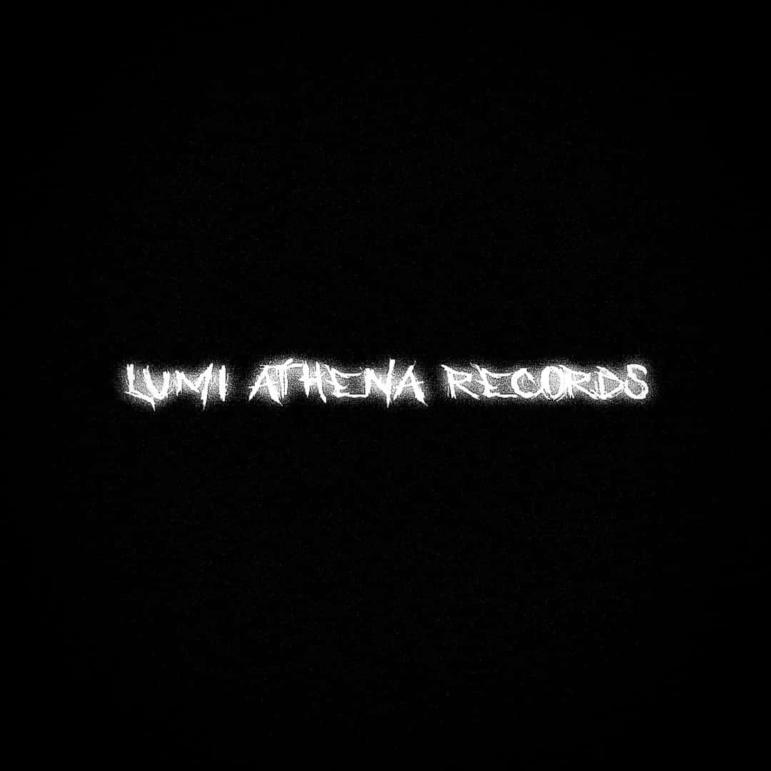 壁紙 — 粗體白色故障文字 LUMI ATHENA RECORDS 居中顯示在紋理黑色背景上。