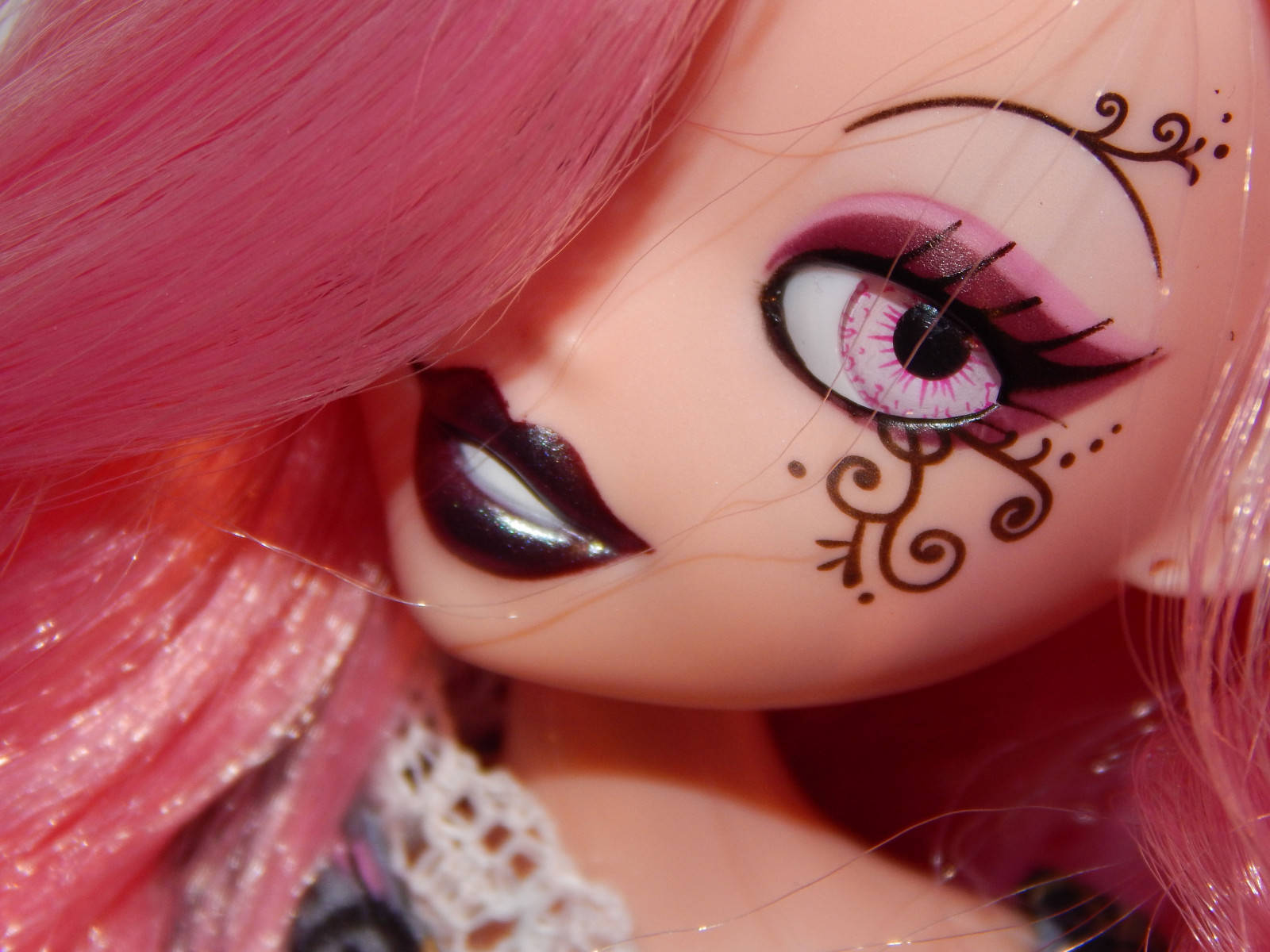 Bratz 娃娃精緻眼妝 壁紙