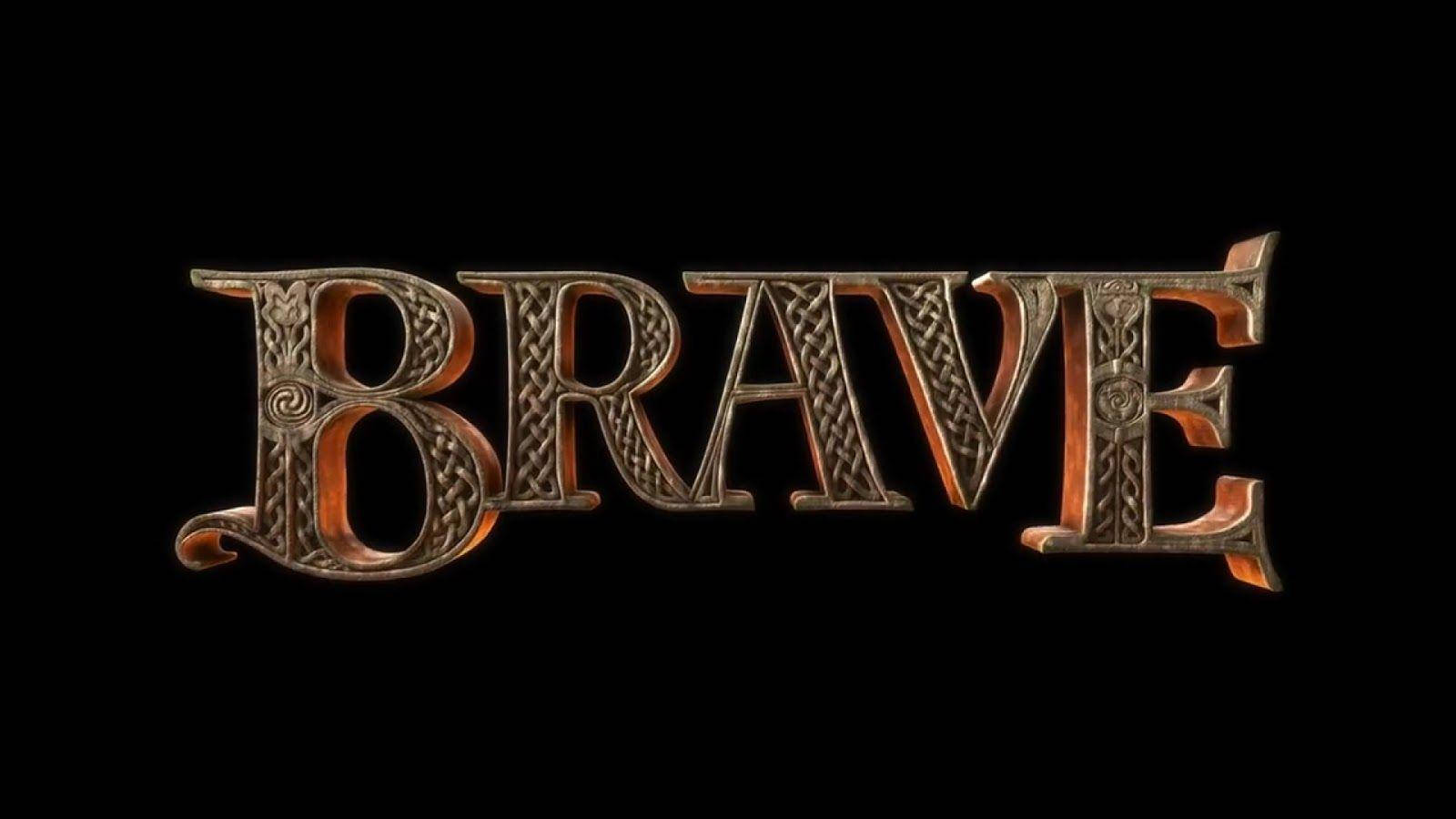 Disney Brave 桌布 壁紙 — 「BRAVE」這個詞以華麗的凱爾特風格金屬字母呈現，在漆黑背景上溫暖地發光。