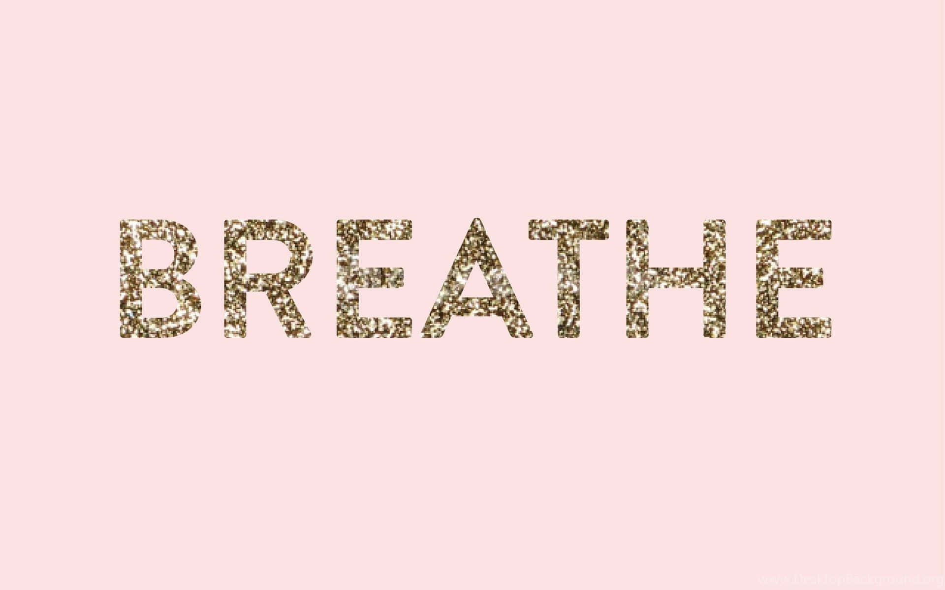 語錄 桌布 壁紙 — 「breathe」這個詞以閃閃發光的金色字母呈現，在柔和的粉紅色背景上格外突出。