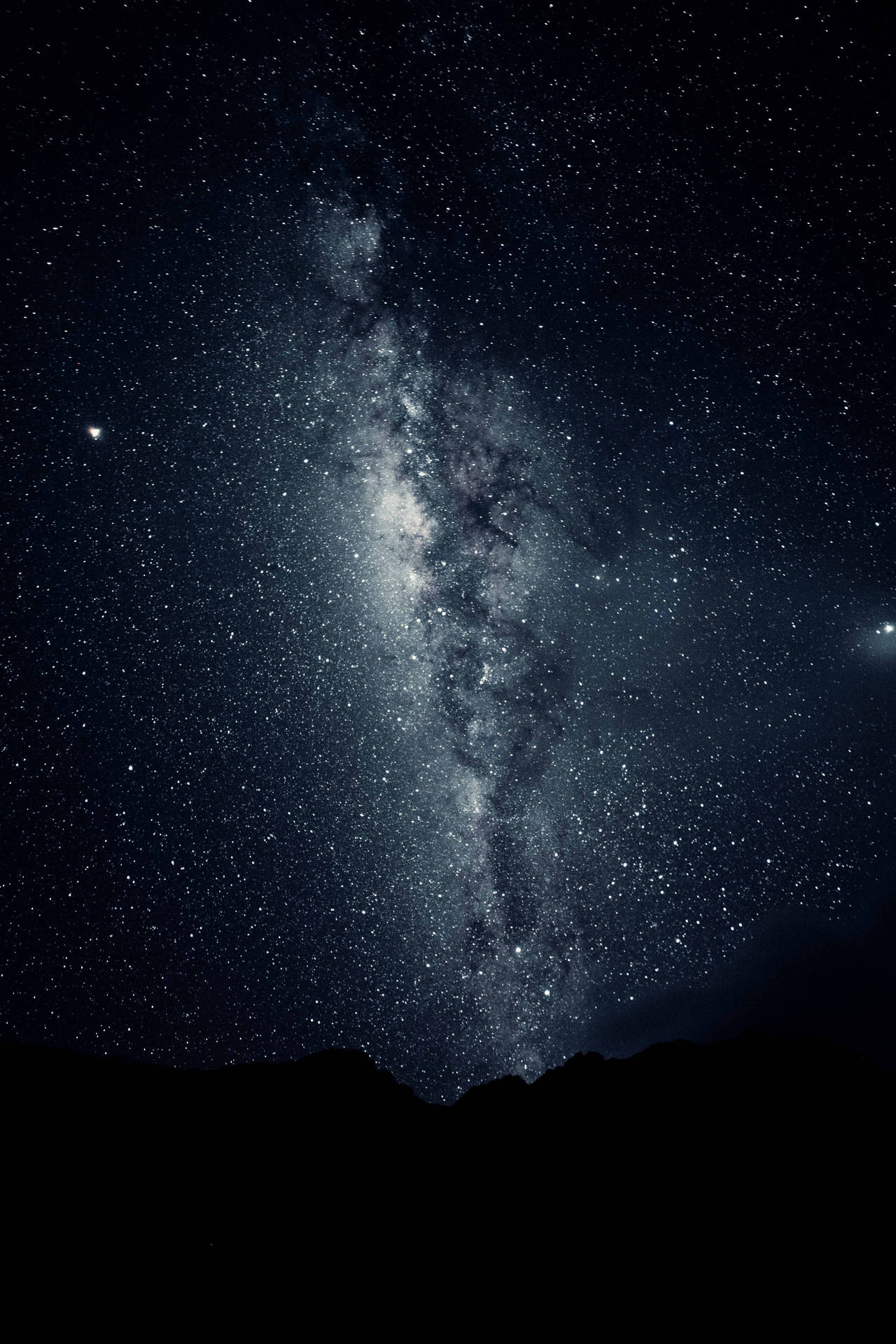 銀河系在星空下照耀著山巒輪廓。 — 黑色美學 壁紙