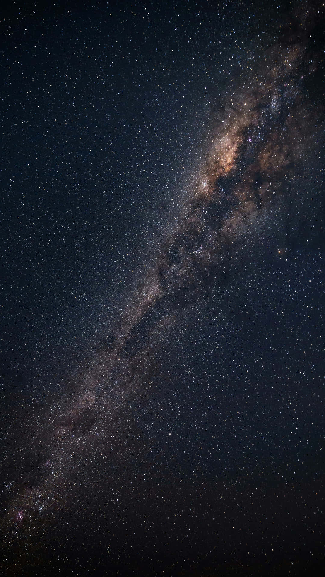  壁紙 — 銀河系橫跨佈滿星星的夜空，帶有發光的星雲和宇宙塵埃，令人嘆為觀止。