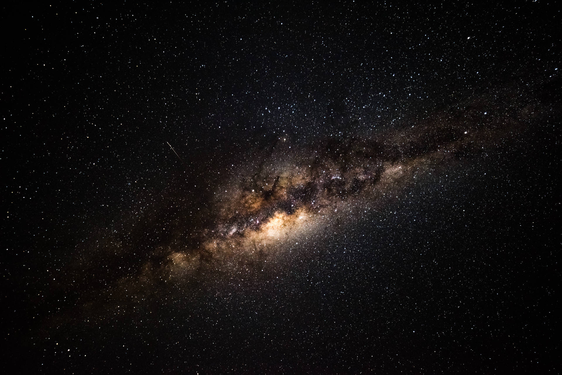 夜空中的銀河系，有星星和宇宙塵埃 — Galaxy S10 壁紙
