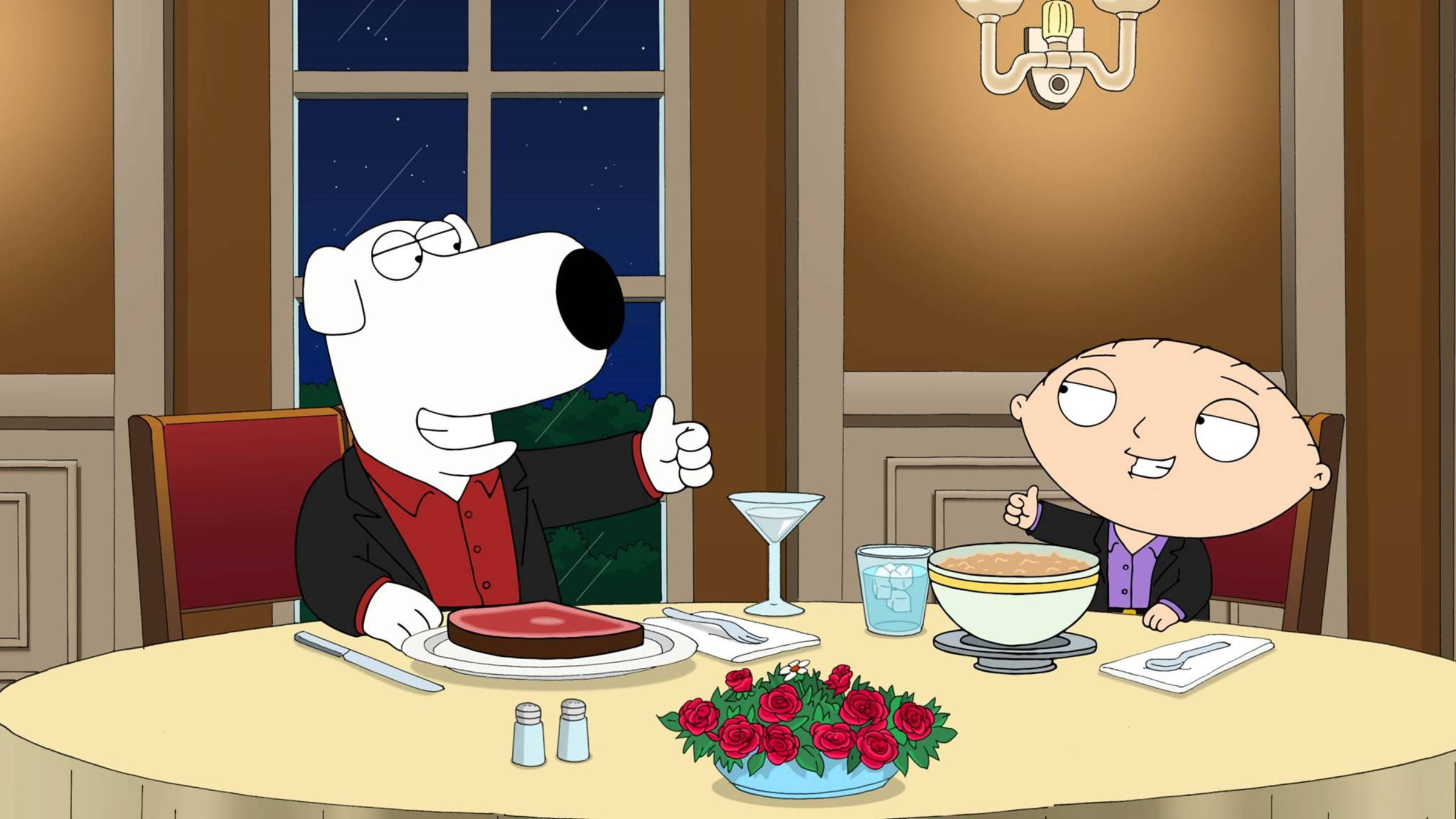 蓋酷家庭 桌布 壁紙 — Brian 和 Stewie 坐在餐桌前，在星空下享用牛排和湯，豎起大拇指。