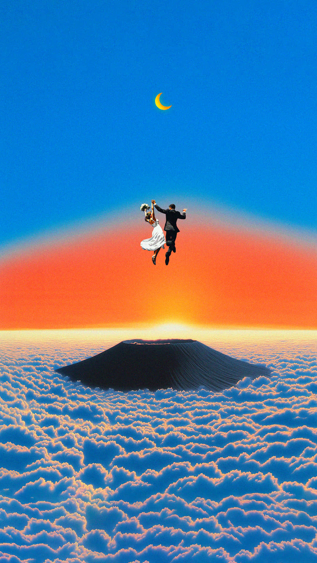 新娘和新郎在日落時分跳躍在雲霧繚繞的山峰之上。