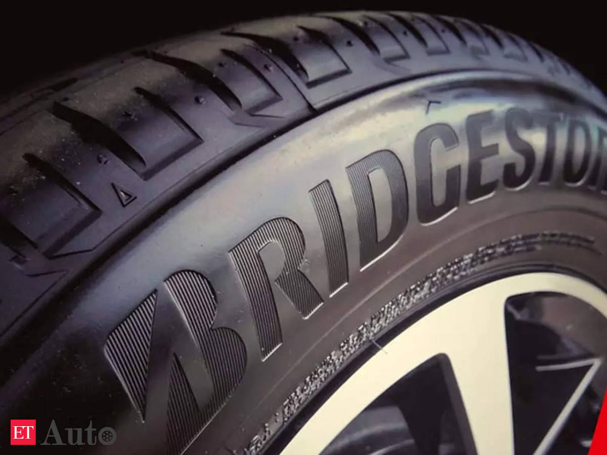 標誌 桌布 壁紙 — Bridgestone輪胎特寫，在深色背景下顯示詳細的胎面花紋和側壁文字。