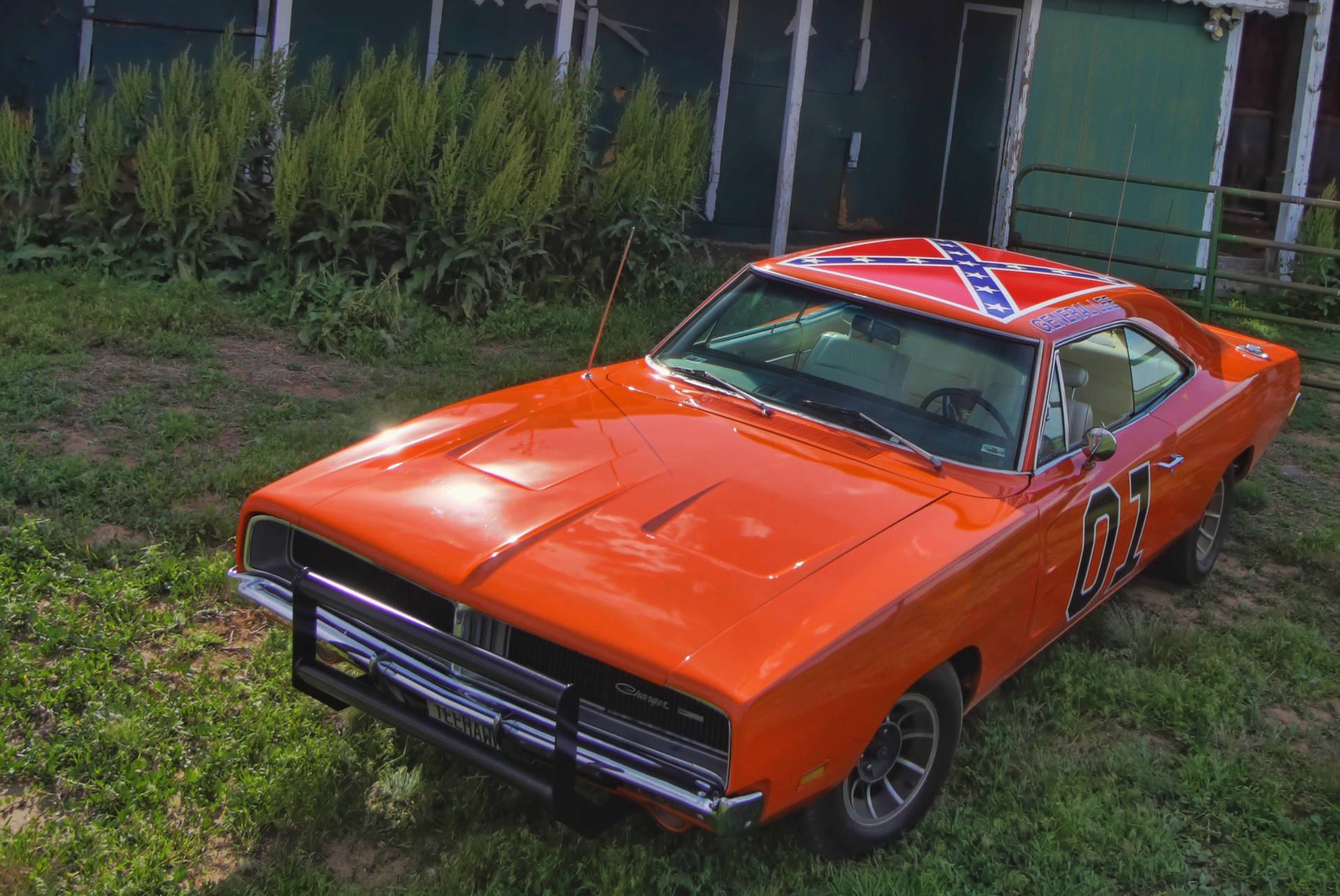 帶有賽車貼紙的橙色經典肌肉車停在草坪上。 — General Lee 車 壁紙
