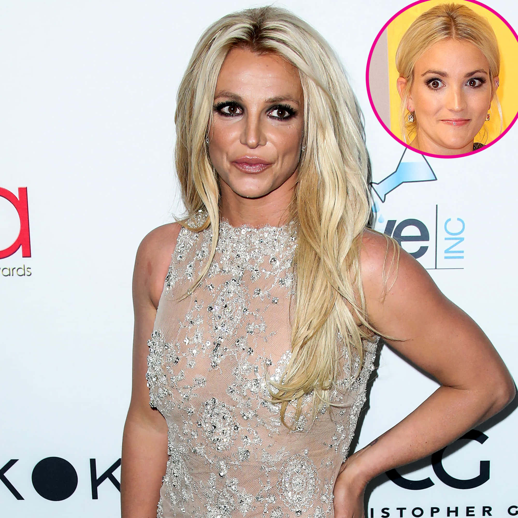 Britney Spears 桌布 壁紙 — Britney Spears 在紅地毯活動中穿著閃閃發光的銀色禮服擺姿勢，並帶有另一位金髮女性的圓形插圖。