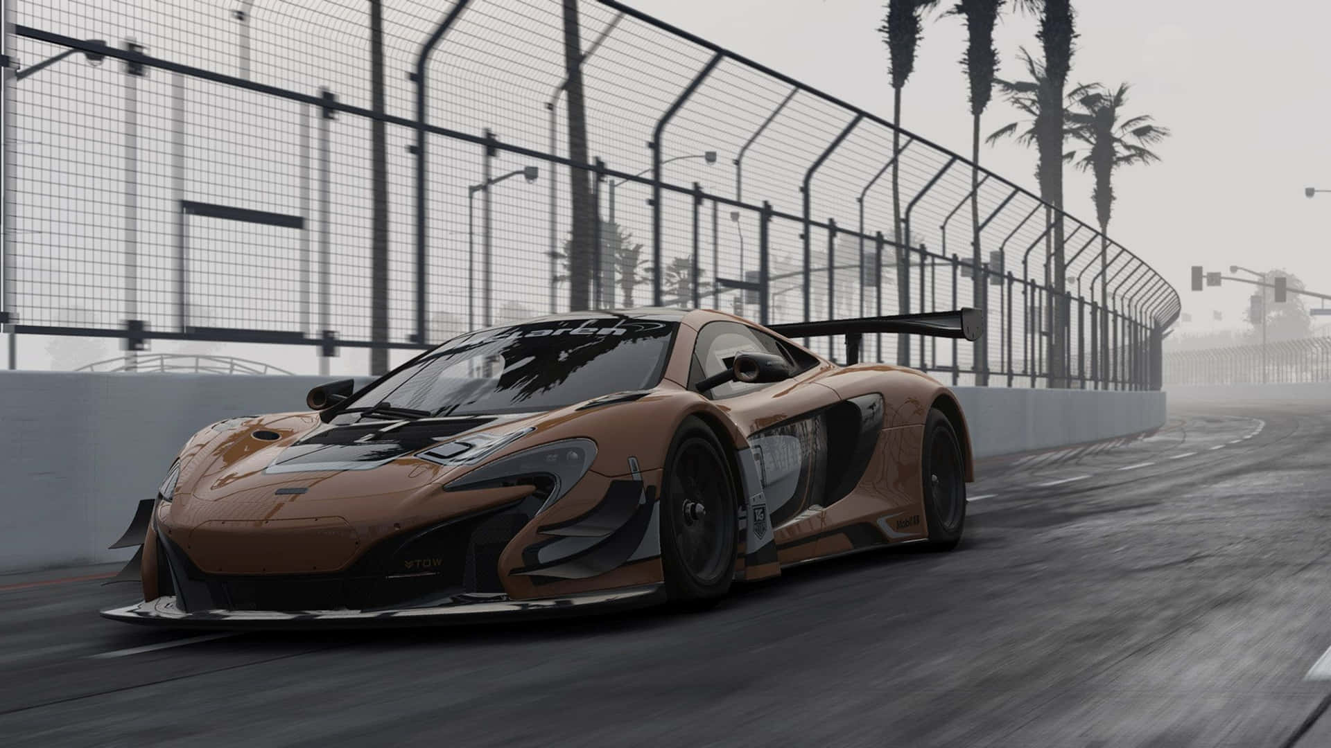 青銅色賽車在霧濛濛的賽道上疾馳，兩旁有棕櫚樹和護欄。 — Project Cars 2 壁紙