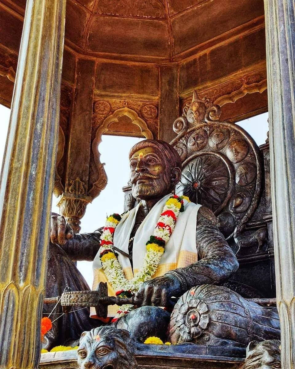 銅像，鬍鬚男子坐在裝飾華麗的寶座上，飾有花環。 — 希瓦吉 Maharaj 高清壁紙 壁紙
