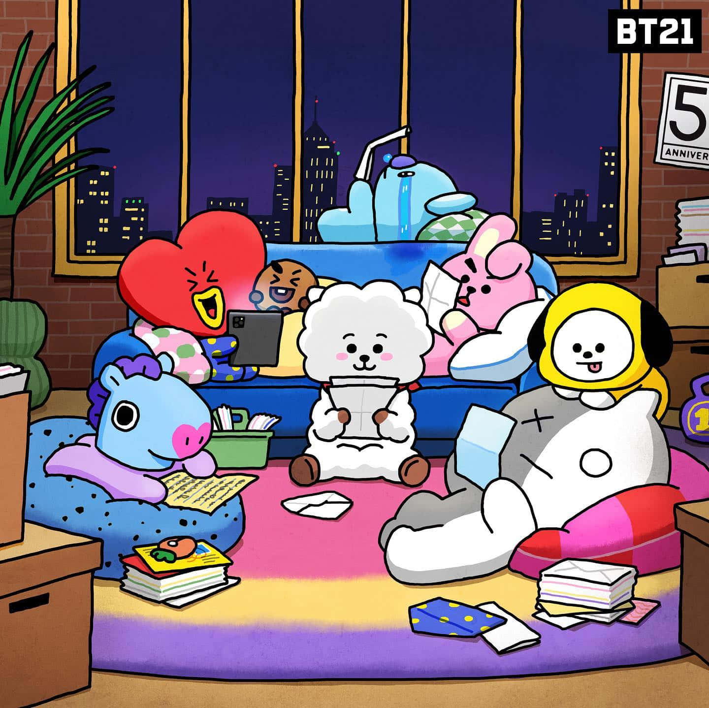 BT21 桌布 壁紙 — BT21卡通角色在夜晚於舒適公寓的彩色地毯上放鬆，周圍環繞著書籍和窗外的城市燈光。