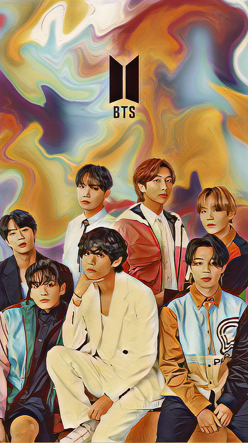 BTS 樂團成員穿著色彩繽紛的服裝，站在旋轉抽象背景前。 — BTS標誌 壁紙