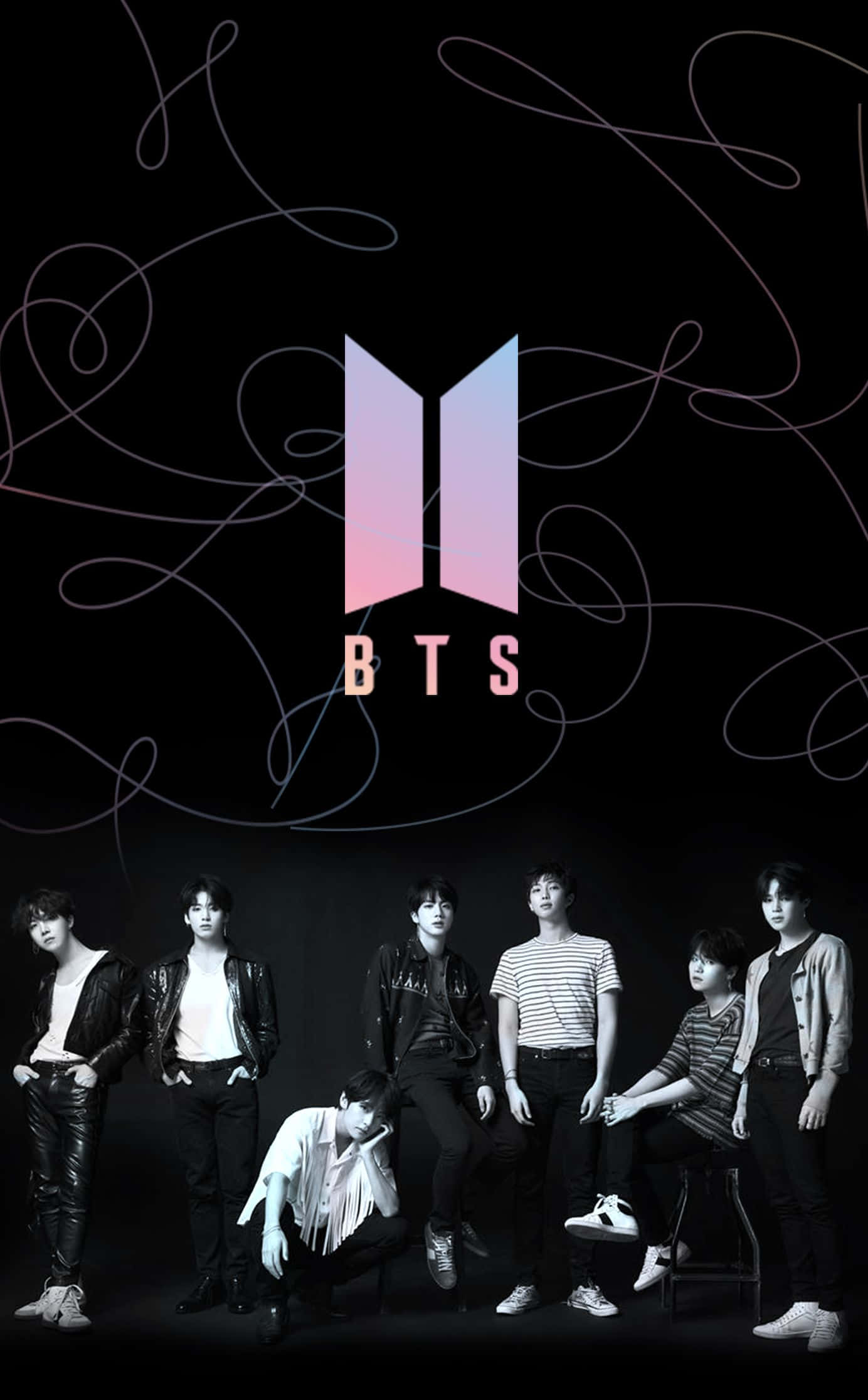 BTS 桌布 壁紙 — BTS 七位成員在黑色背景上自信地擺姿勢，背景有旋轉的白色線條，上方是他們發光的粉紅色標誌。