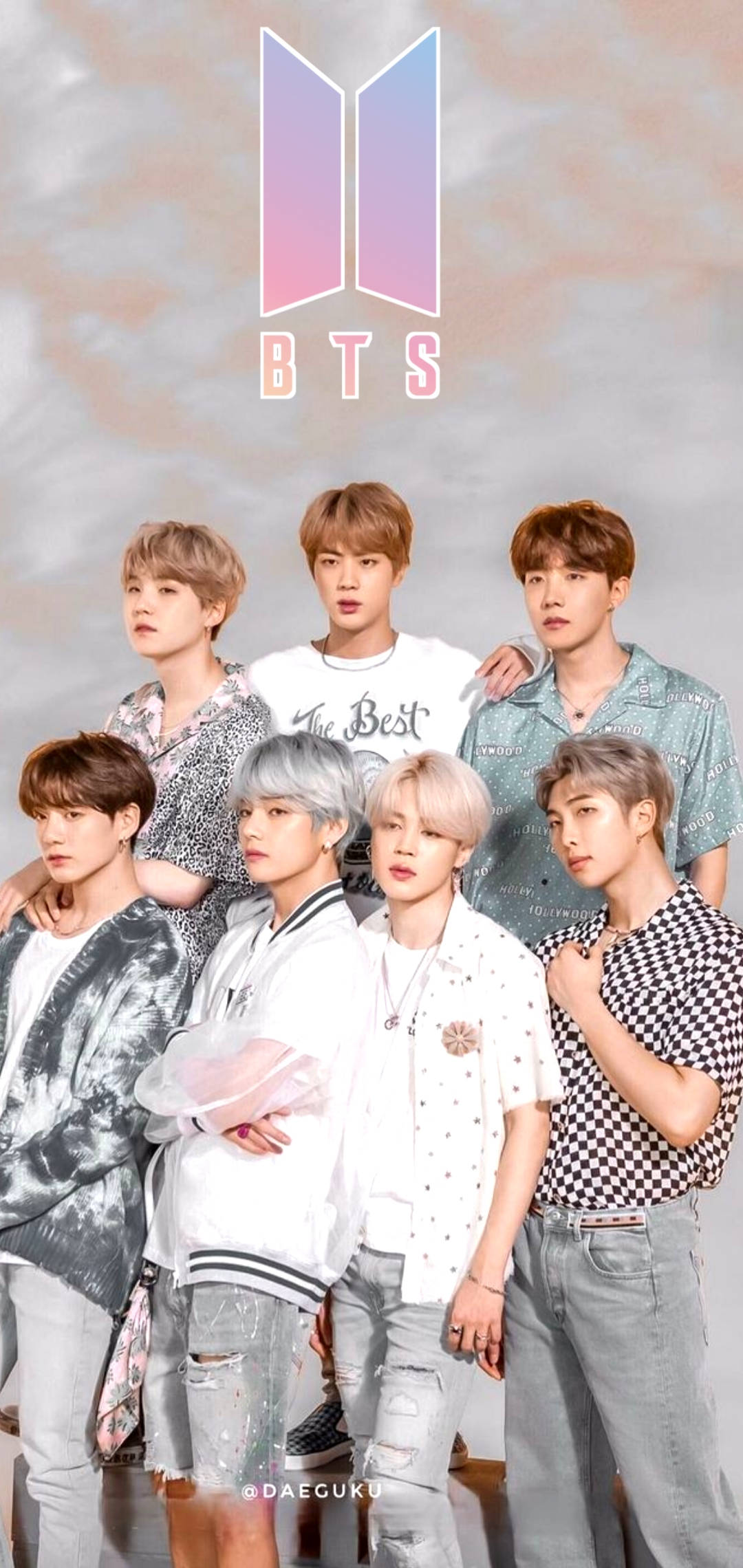 BTS 鎖定螢幕 桌布 壁紙 — BTS 七位成員自信地擺姿勢，背景是柔和的粉彩色漸變，上方有他們的標誌。