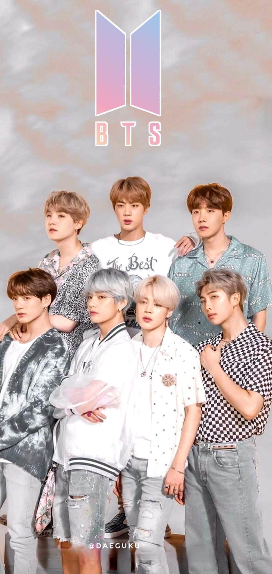 BTS 桌布 壁紙 — BTS 七位成員自信地穿著休閒街頭服飾，在柔和的漸變背景上展示他們的標誌。