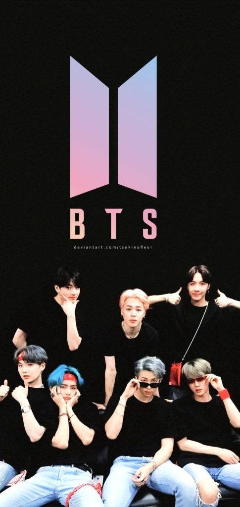 BTS 桌布 壁紙 — BTS 七位成員自信地穿著黑色上衣和牛仔褲，在黑暗背景上發光的粉紅色和藍色標誌下擺姿勢。