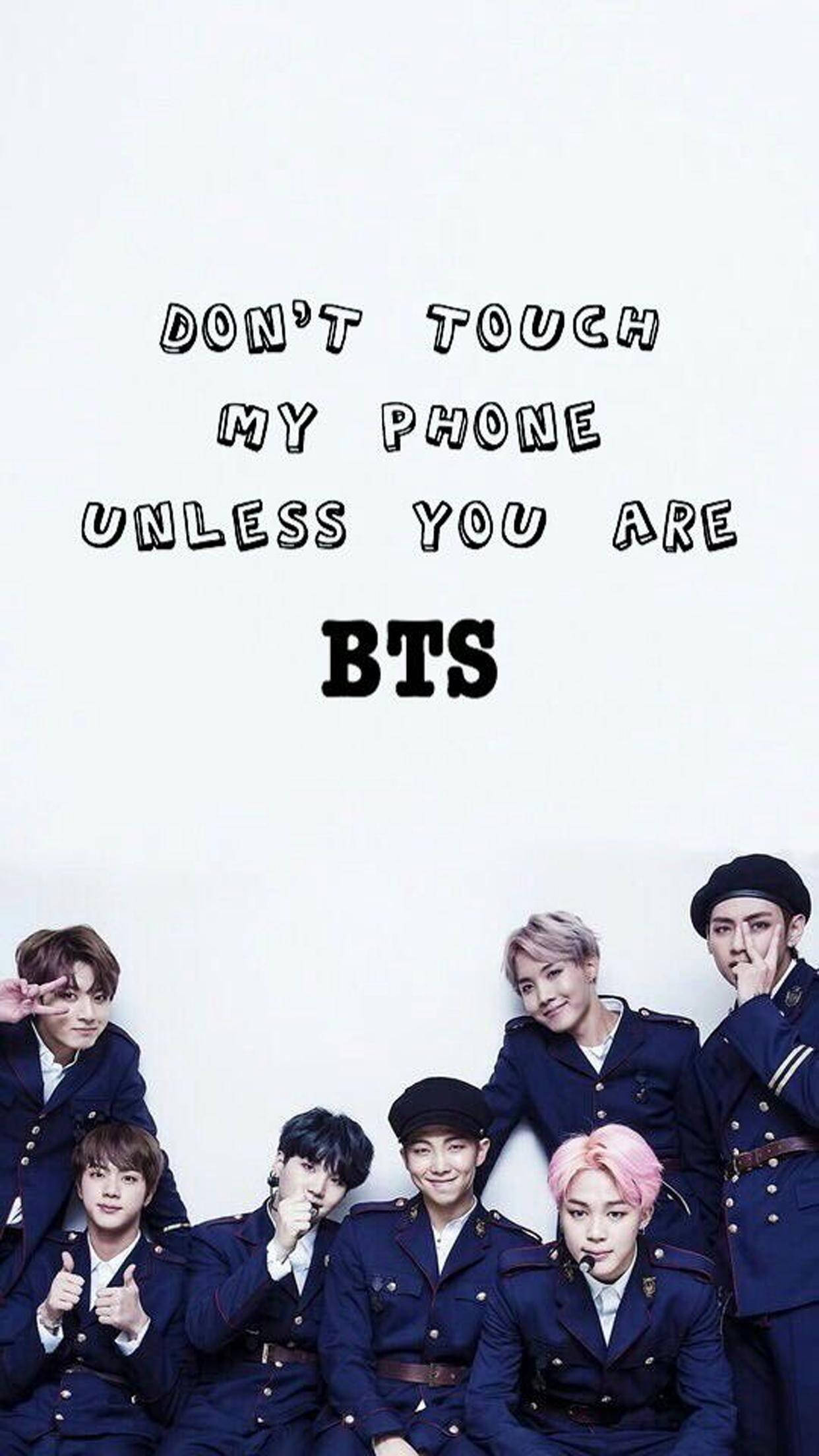 BTS 鎖定螢幕 桌布 壁紙 — BTS 七位成員身穿海軍藍制服，在純白背景前頑皮地擺姿勢，上方有粗體文字。