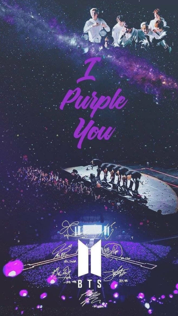 BTS 在紫色銀河下的舞台上表演，粉絲們手持燈光，並顯示 I Purple You 文字。 — BTS標誌 壁紙
