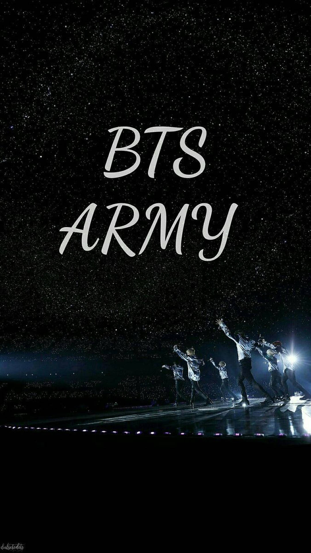 BTS 在星空下的舞台上表演，燈光閃爍，並有「BTS ARMY」文字。 — BTS ARMY GIF 壁紙