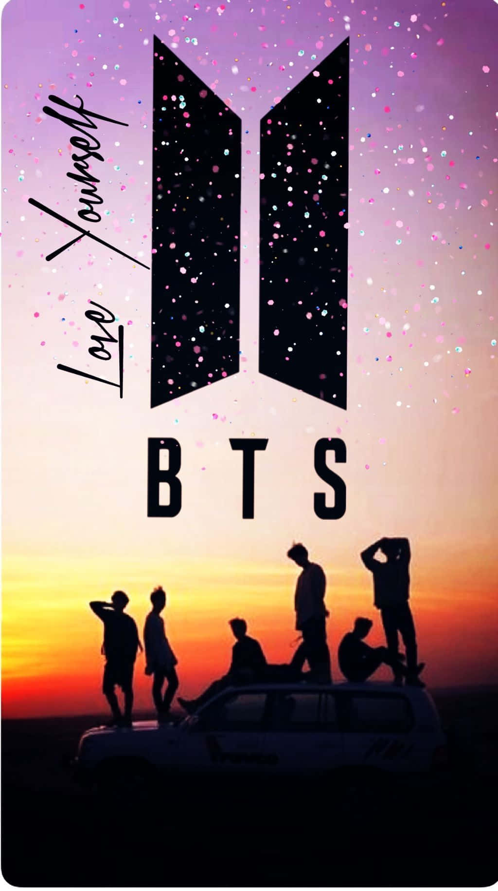 Bts Love Yourself 桌布 壁紙 — BTS 成員以剪影形式站在車頂上，背景是閃爍的日落天空，並帶有他們的標誌和「Love Yourself」文字。