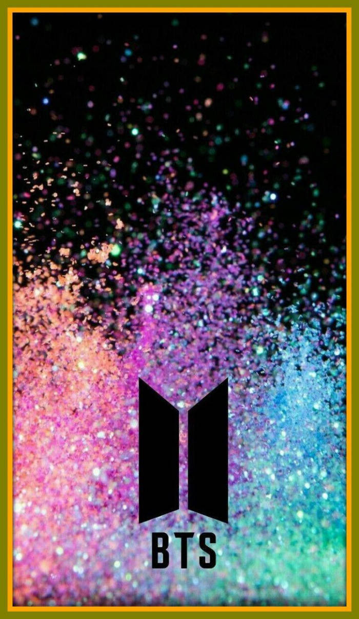 BTS 桌布 壁紙 — BTS 標誌居中於黑色背景上充滿活力的閃粉爆炸，帶有粉紅色、紫色和藍綠色色調。
