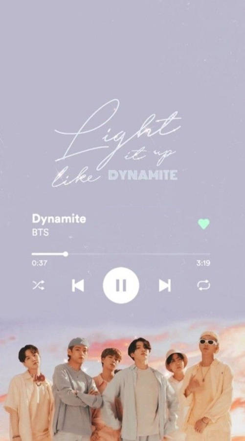 Bts Aesthetic 桌布 壁紙 — BTS 站在粉彩天空前，帶有歌曲 Dynamite 的音樂播放器疊加層。