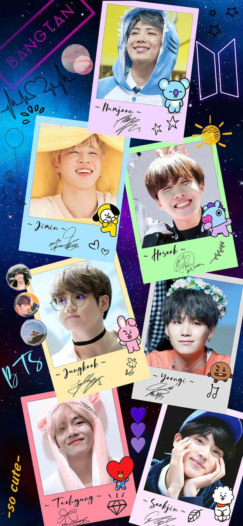 BTS 桌布 壁紙 — BTS成員在色彩繽紛的拍立得照片中的拼貼畫，背景是星光燦爛的宇宙，帶有卡通人物和手寫簽名。